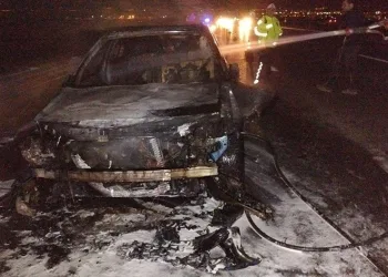 Seyir halindeki otomobil küle döndü