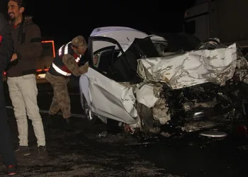 Şanlıurfa’da otomobil kurtarıcıya çarptı