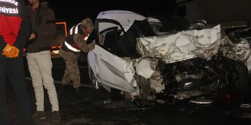 Şanlıurfa’da otomobil kurtarıcıya çarptı