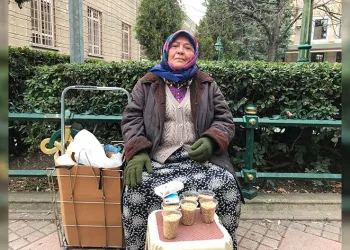 Sadece devletten aldığı yaş aylığıyla geçinemiyor