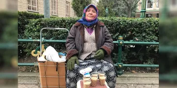 Sadece devletten aldığı yaş aylığıyla geçinemiyor