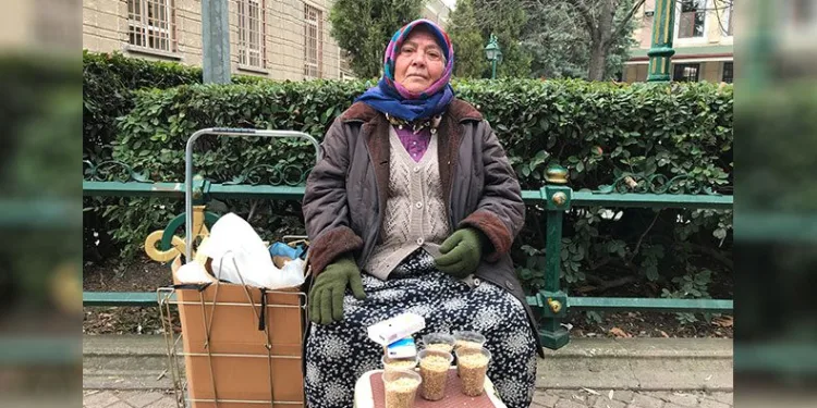 Sadece devletten aldığı yaş aylığıyla geçinemiyor