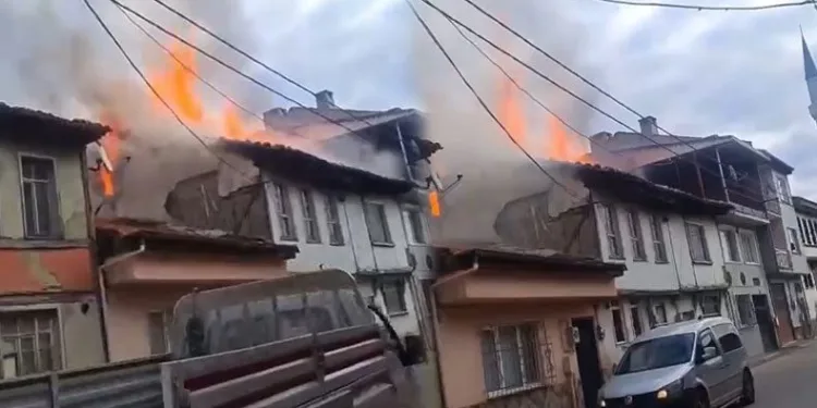 Bursa’da tarihi ev alev alev yandı