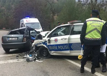 Isparta’da polis aracıyla otomobil çarpıştı