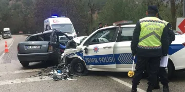 Isparta’da polis aracıyla otomobil çarpıştı