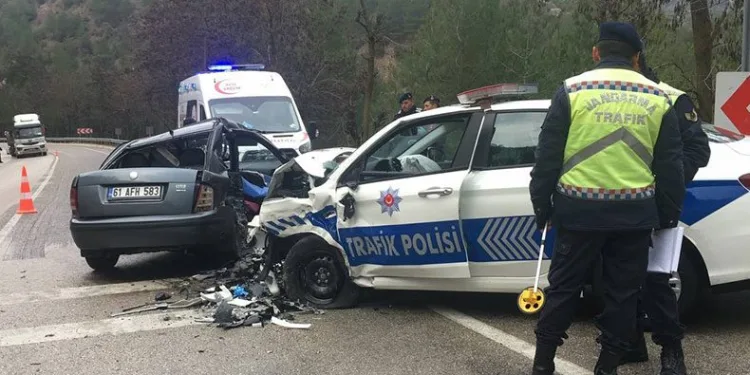 Isparta’da polis aracıyla otomobil çarpıştı