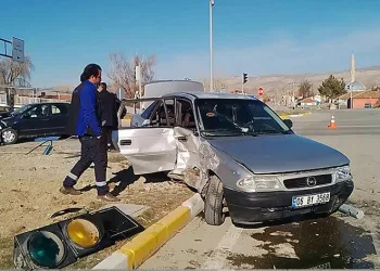 Sivas’ta iki otomobil çarpıştı