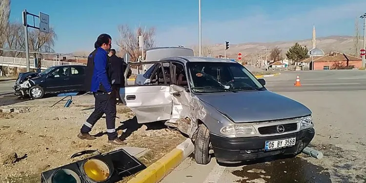 Sivas’ta iki otomobil çarpıştı