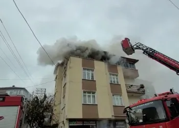 Binanın çatı katı alevlere teslim oldu