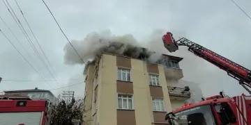 Binanın çatı katı alevlere teslim oldu