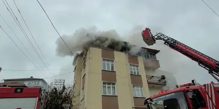 Binanın çatı katı alevlere teslim oldu