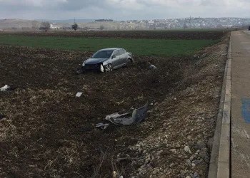 Bursa’da otomobil takla atarak araziye devrildi