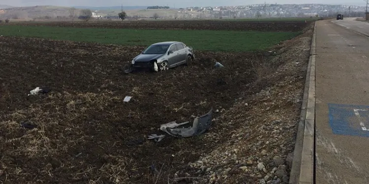 Bursa’da otomobil takla atarak araziye devrildi