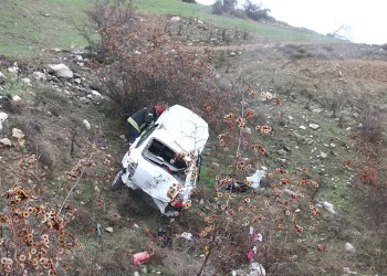 Manisa’da Otomobil şarampole devrildi