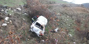 Manisa’da Otomobil şarampole devrildi