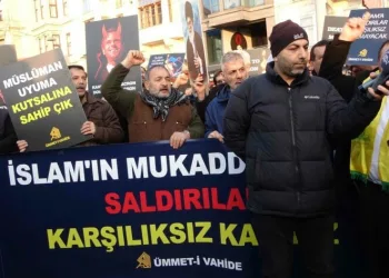 Fransız karikatür dergisi protesto edildi