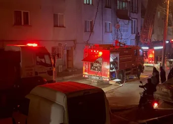 3 katlı apartmanın çatısı alev alev yandı