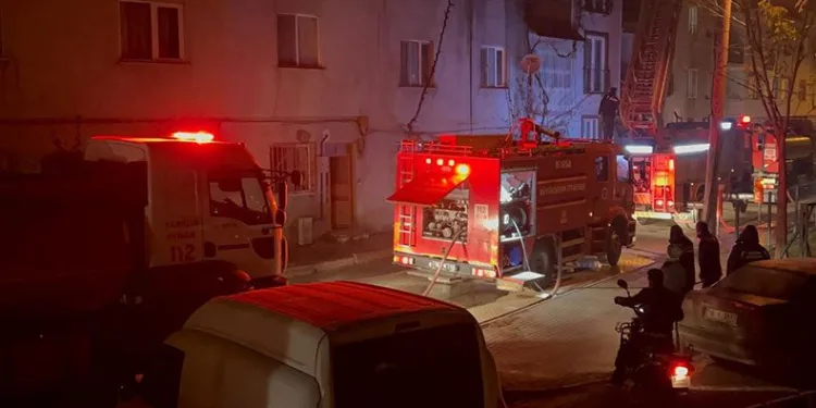 3 katlı apartmanın çatısı alev alev yandı