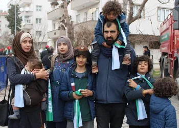 6 çocuğuyla Fransa’dan geldi