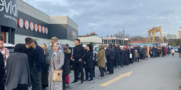 İstanbul’da ‘indirim’ izdihamı