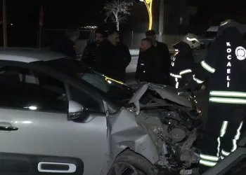 Önce servis aracına, sonra elektrik direğine çarptı