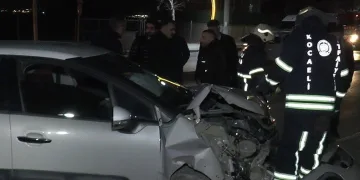 Önce servis aracına, sonra elektrik direğine çarptı