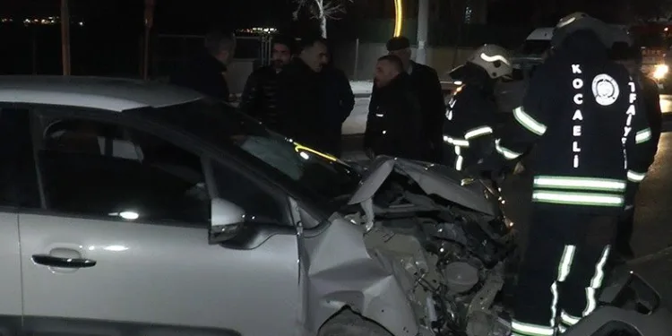 Önce servis aracına, sonra elektrik direğine çarptı