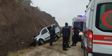 Hafif ticari araç şarampole devrildi