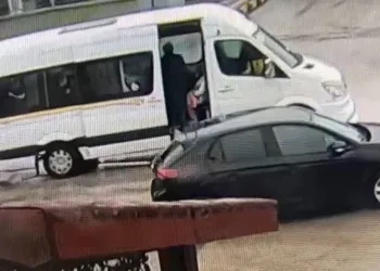 Servis şoförü öğrencileri tokatladı