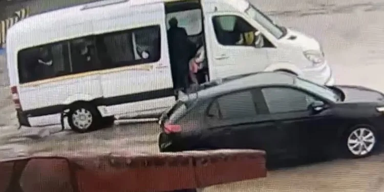 Servis şoförü öğrencileri tokatladı