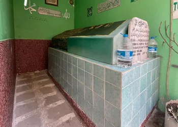Betonlar arasında kalan sır türbe