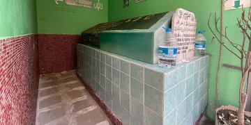 Betonlar arasında kalan sır türbe