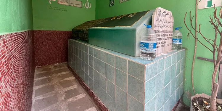 Betonlar arasında kalan sır türbe