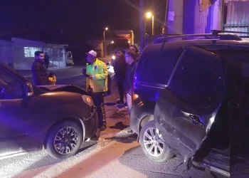 Hafif ticari araçlar çarpıştı; 2 yaralı