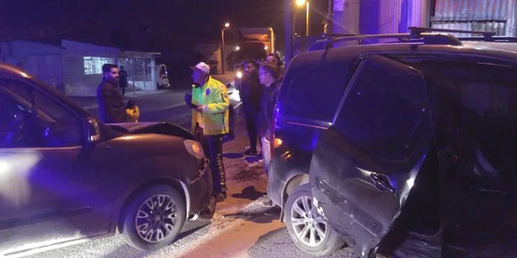 Hafif ticari araçlar çarpıştı; 2 yaralı