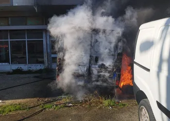 Oto galeri önündeki minibüs alev topuna döndü
