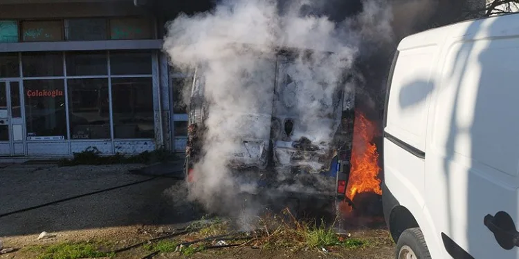 Oto galeri önündeki minibüs alev topuna döndü