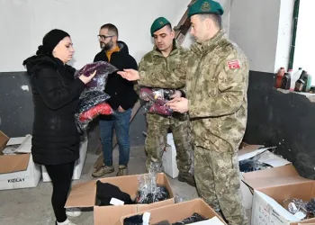 Türk askerinden selzedelere kıyafet yardımı