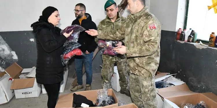 Türk askerinden selzedelere kıyafet yardımı
