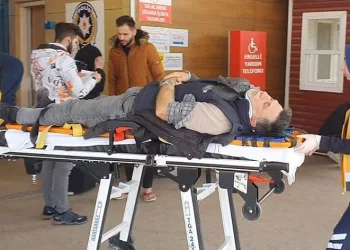 Fenalaşan sürücü ağaca çarptı
