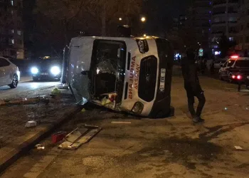 Ambulans ile otomobil çarpıştı