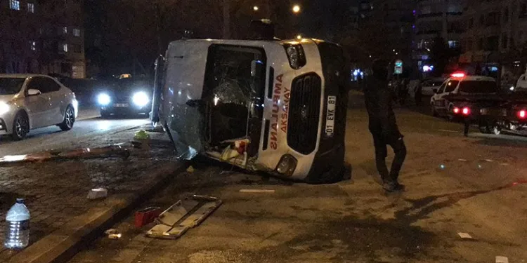 Ambulans ile otomobil çarpıştı