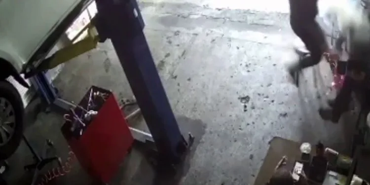 Oto sanayide soba patladı