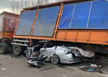 Bursa’da TIR’a çarpan otomobil, dorsenin altına girdi : 1 ölü