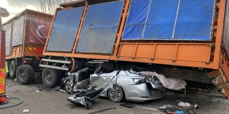 Bursa’da TIR’a çarpan otomobil, dorsenin altına girdi : 1 ölü