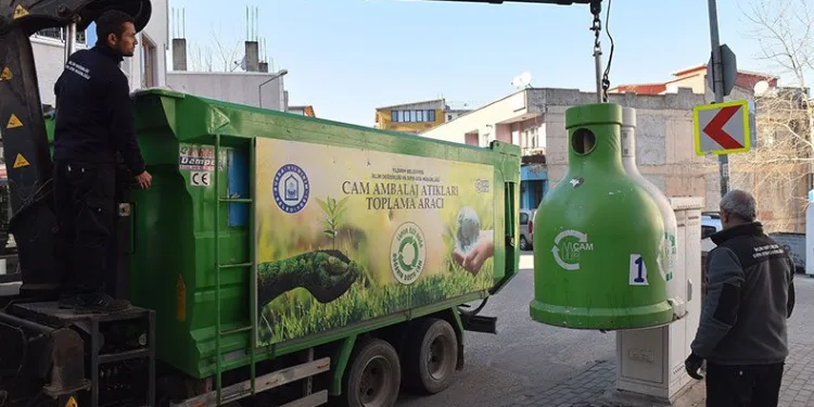 Binlerce ton atık cam toplandı