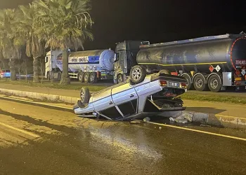 Otomobil kaldırıma çarparak taklalar attı