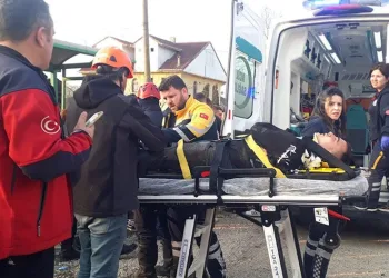 Yolcu durağına çarpan otomobil ikiye bölündü