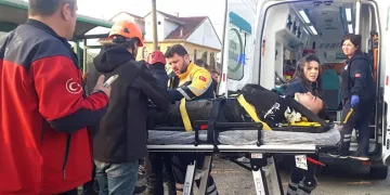 Yolcu durağına çarpan otomobil ikiye bölündü