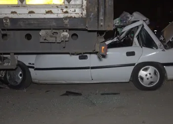 Otomobil, park halindeki tıra ok gibi saplandı